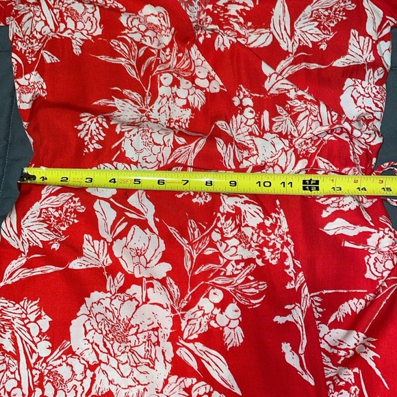 H&M Wrap Maxi Dress.  Red Floral Pattern with layered Skirt.  Size 6. - Picture 12 of 13
